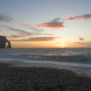 Sonnenuntergang über dem Meer bei Etrétat