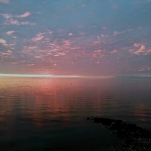 farbenfroher Sonnenuntergang über dem Meer