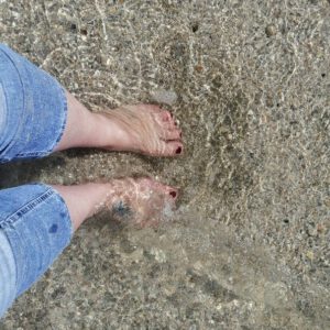Nackte Füße im Meer