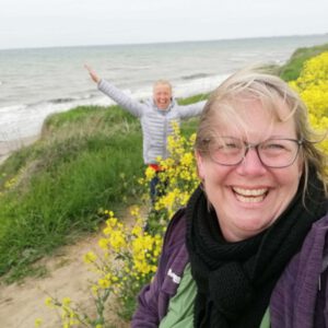 Meine Freundin und ich auf der Steilküste im Rapsfeld - ausgebreitete Arme
