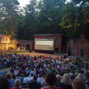 Blick auf die Bühne der Grölgruppe auf der Freilichtbühne in Lübeck