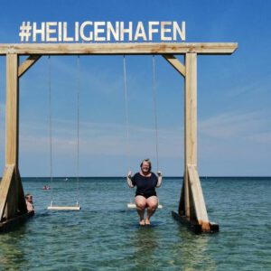 Ich sitze schaukelnd auf der Schaukel im Meer vor Heiligenhafen
