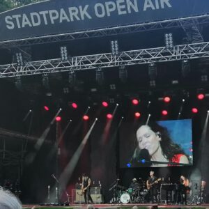 Foto von der Bühne im Stadtpark Hamburg beim Beth Hart Konzert