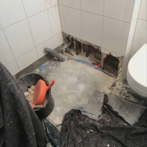 Die Wand in meiner Dusche wurde kurzerhand aufgestemmt, es klafft ein Loch in den Fliesen, die Duschwanne und -wand sind abgebaut