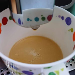 Kaffeetasse unter dem Kaffeevollautomaten