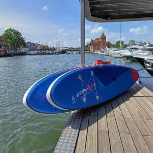 SUPs vor der The Newport Marina