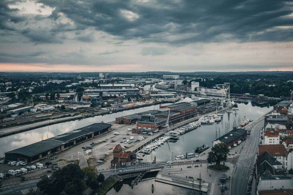 Drohnenaufnahme von der The Newport Marina mit Stadtgraben und Trave
©André Leisner