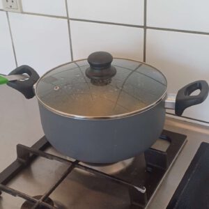 Kartoffeln im Topf auf dem Gasherd