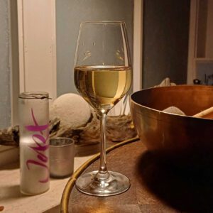 Ein Glas Weißwein als Absacker nach der Arbeit.