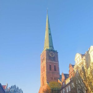 Blick auf die Jacobikirche in Lübeck bei Sonnenschein