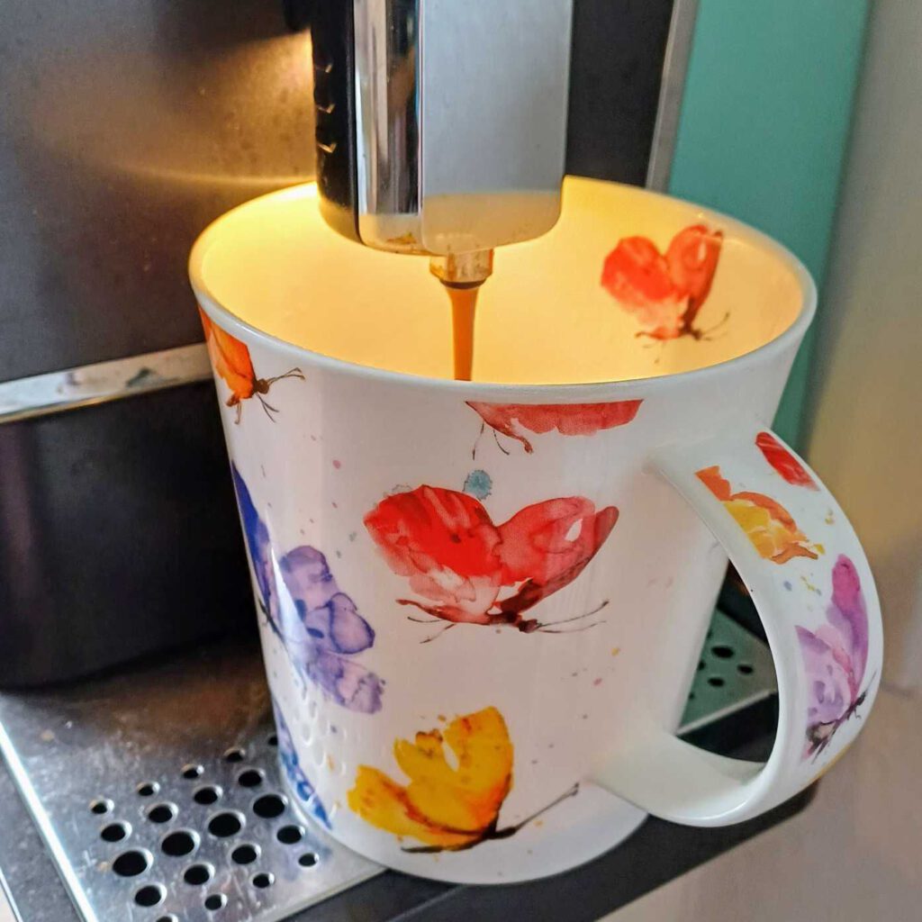 Wie immer ein Bild vom Kaffeebecher beim ersten Kaffee