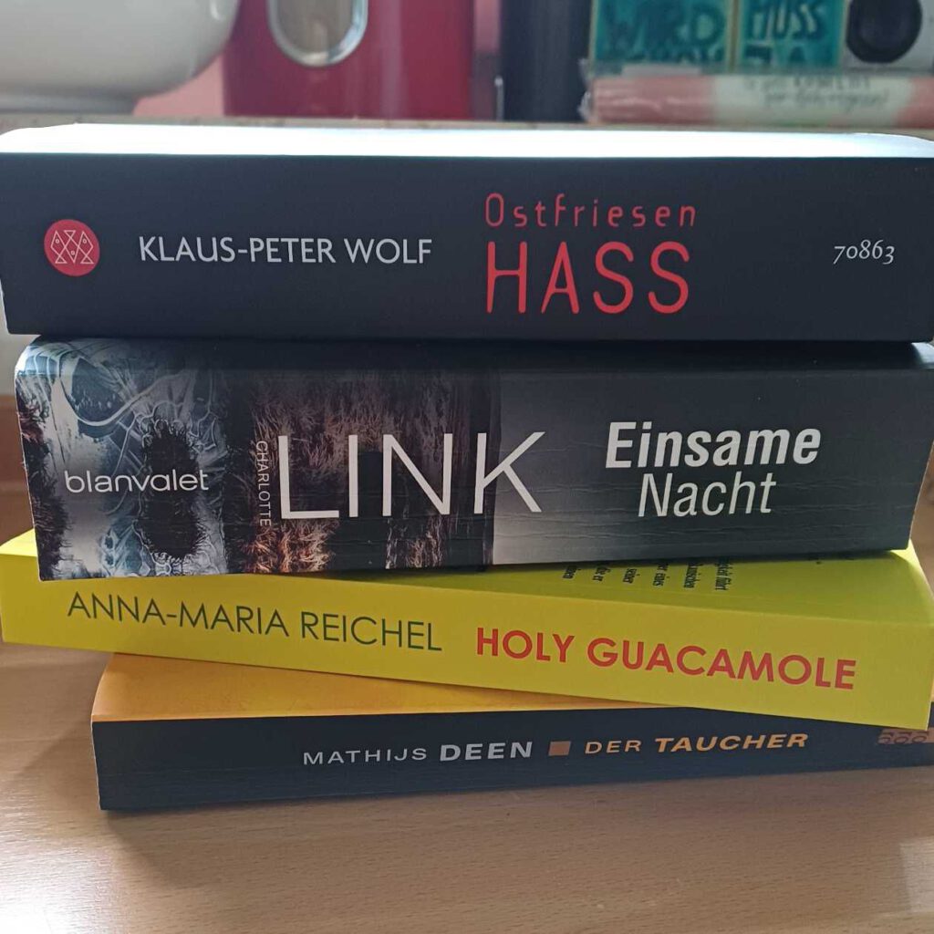 Ein Bücherstapel mit Krimis