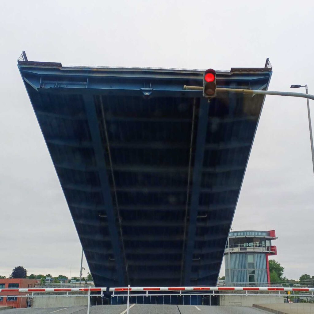 Die Eric-Warburg-Brücke in Lübeck ist eine große Klappbrücke