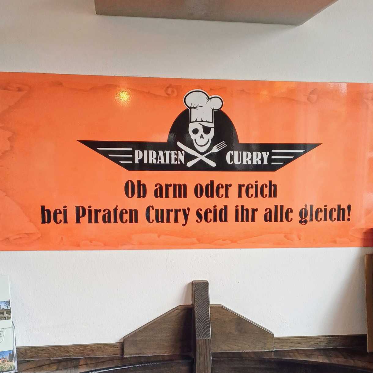witziger Spruch in der Currywurst-Bude: Ob arm oder reich, bei Piraten Curry seid ihr alle gleich!